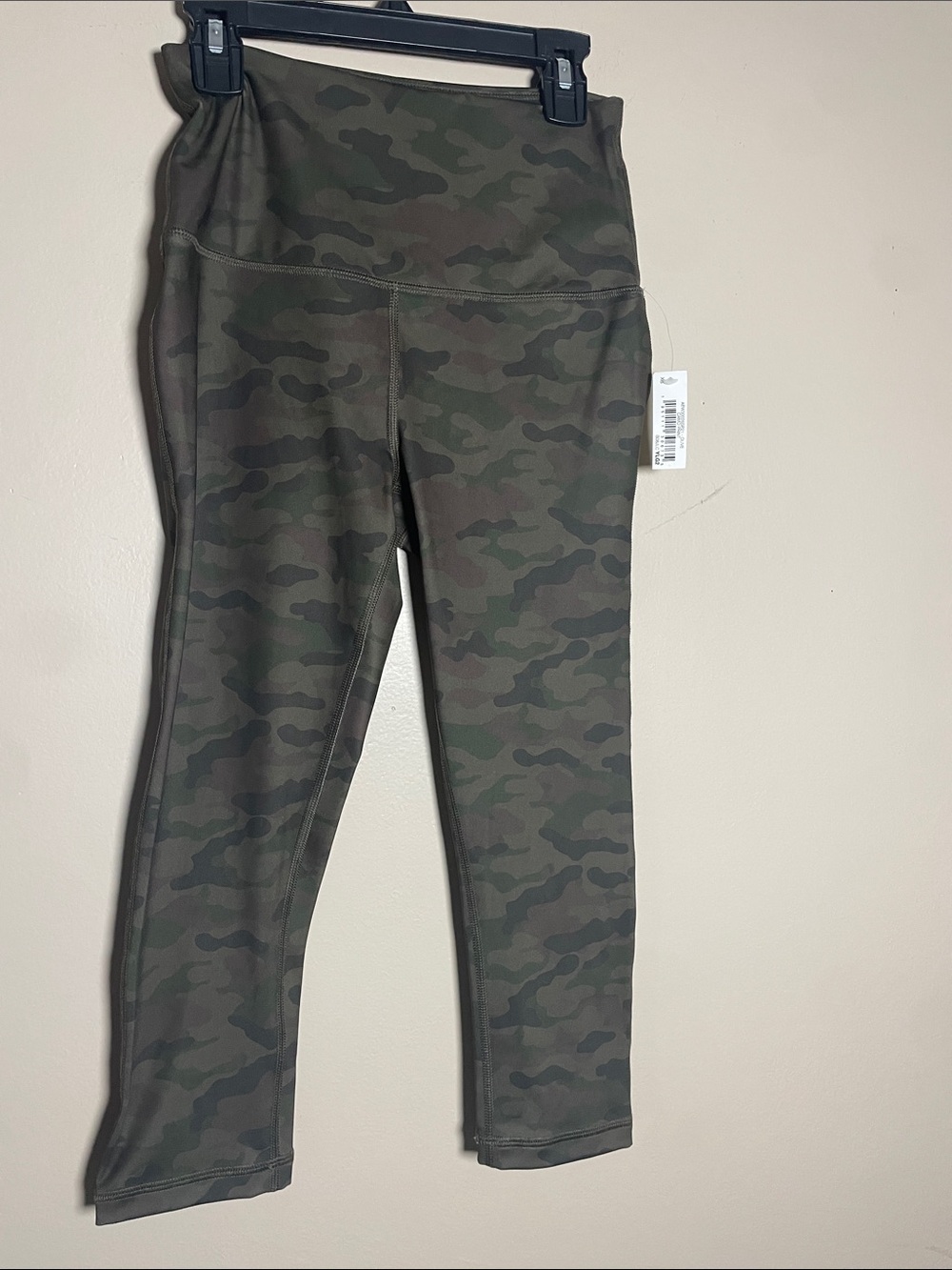 Amazon Essentials leggings olive camo size XS NWT crop leggings camo green